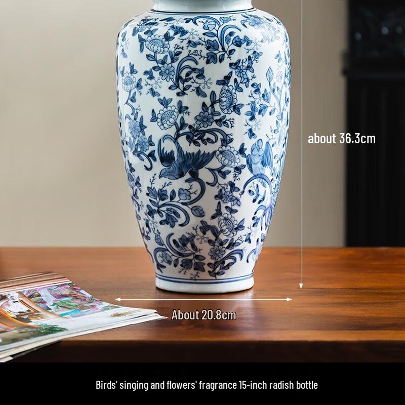 Расписанная вручную сине-белая фарфоровая ваза
Расписанная вручную сине-белая фарфоровая ваза