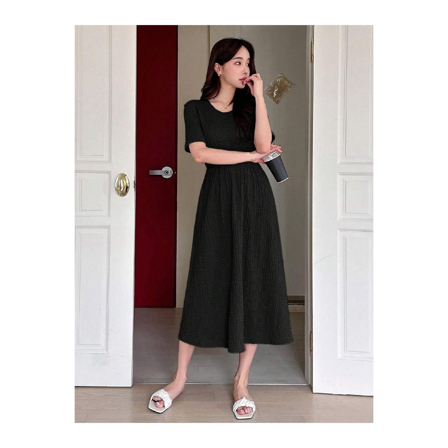 Черное платье-миди с короткими рукавами и запахом S чёрный
Черное платье-миди с короткими рукавами и запахом S чёрный