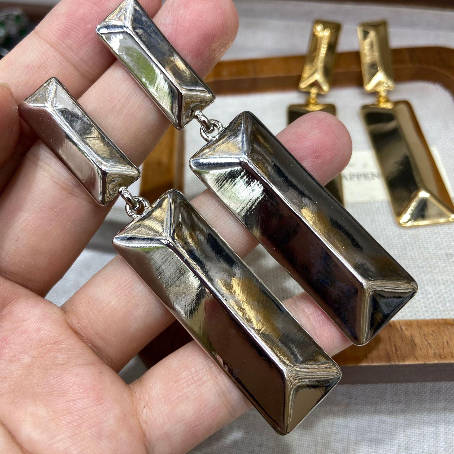 Niche Retro Geometric Metal Rhombus Cuboid Unique Earrings Autumn And Winter Advanced Sense Light Luxury Exaggerated Earrings
Niche Retro Geometric Metal Rhombus Cuboid Unique Earrings Autumn And Winter Advanced Sense Light Luxury Exaggerated Earrings