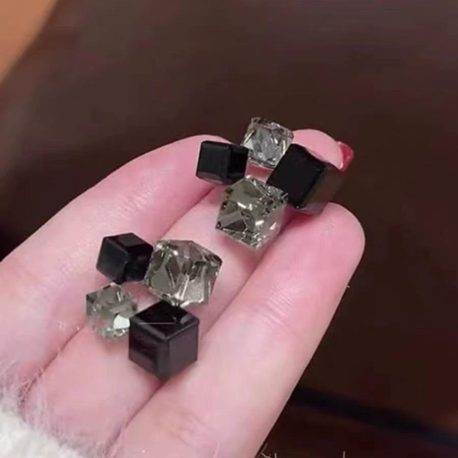 Color sugar cube crystal stud earrings women s light luxury niche design high-end earrings fresh and sweet fashion new earrings 925 silver needle чорний
Color sugar cube crystal stud earrings women s light luxury niche design high-end earrings fresh and sweet fashion new earrings 925 silver needle чорний