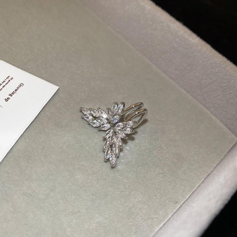Zircon butterfly without ear piercings, ear bone clips, cold wind temperament earclips, earrings, light luxury and high-end earrings.
Zircon butterfly without ear piercings, ear bone clips, cold wind temperament earclips, earrings, light luxury and high-end earrings.