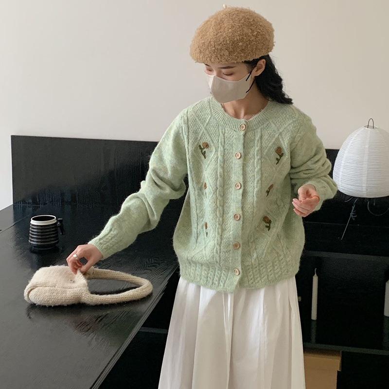 2025 autumn and winter new Korean gentle wind embroidered sweater jacket women s loose soft waxy round neck knitted cardigan top one size fits all світло-зелений колір
2025 autumn and winter new Korean gentle wind embroidered sweater jacket women s loose soft waxy round neck knitted cardigan top one size fits all світло-зелений колір