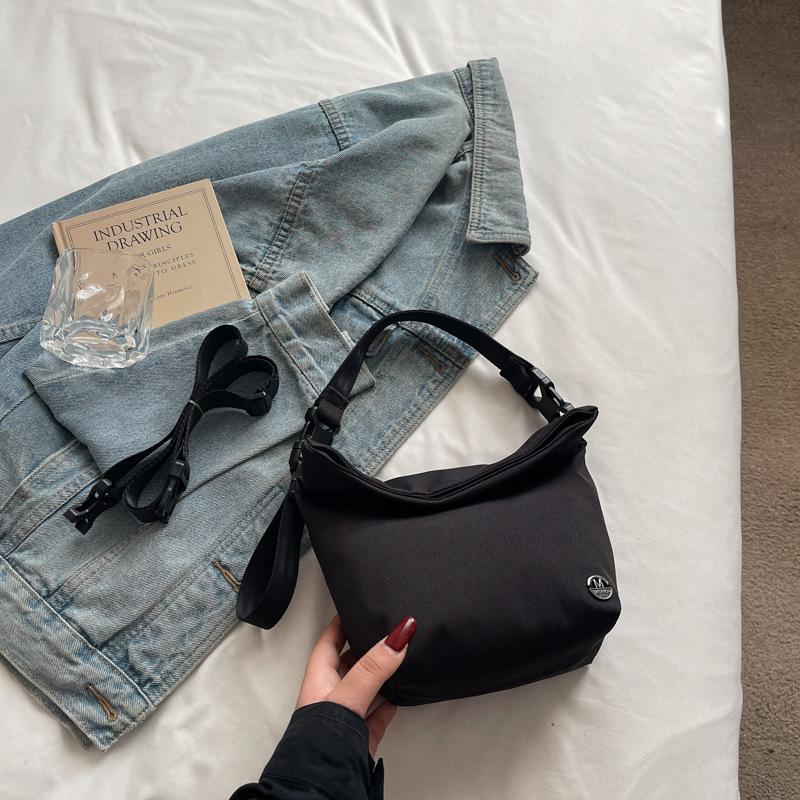 Super fire small cloth bag high sense niche versatile mobile phone bag simple fashion nylon lightweight messenger bag чорний
Super fire small cloth bag high sense niche versatile mobile phone bag simple fashion nylon lightweight messenger bag чорний