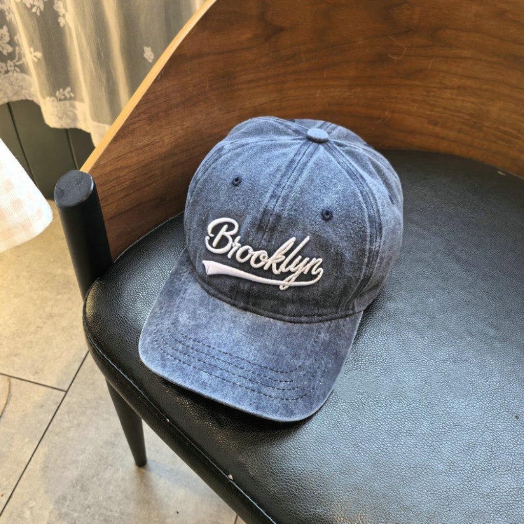 1pc Washed “Brooklyn” Embroidery Baseball Caps for Women,Breathable Korean Retro Style Unisex Trendy Summer Hats Sun Protection Adjustable темно-синього кольору
1pc Washed “Brooklyn” Embroidery Baseball Caps for Women,Breathable Korean Retro Style Unisex Trendy Summer Hats Sun Protection Adjustable темно-синього кольору