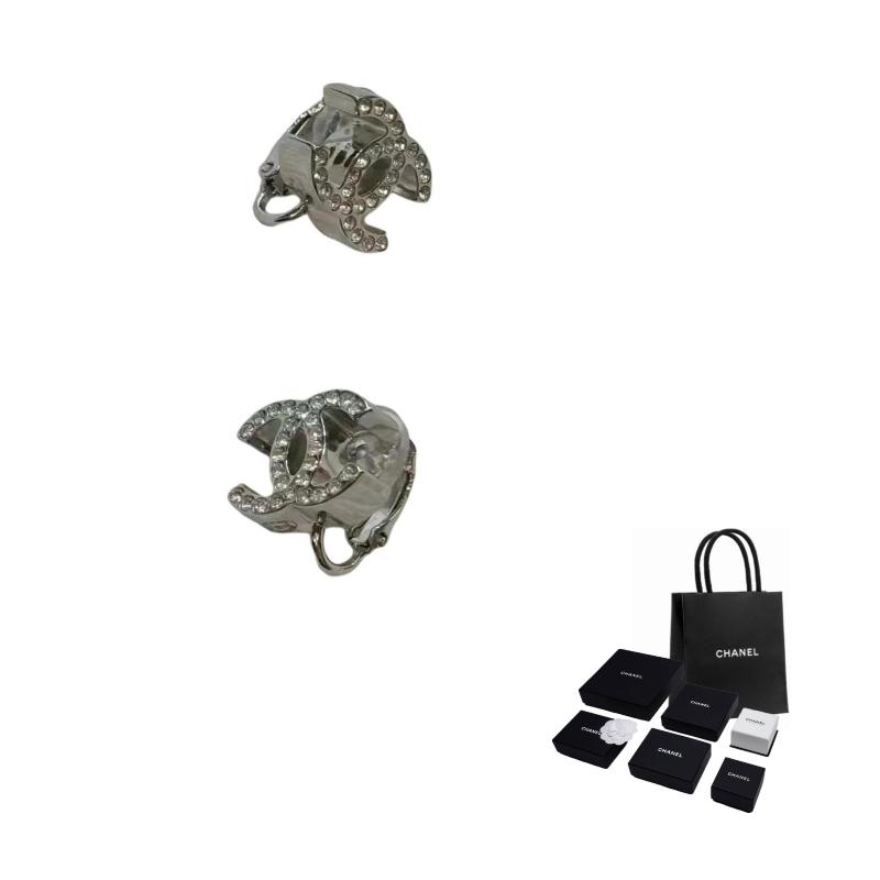 CHANEL logo design metal ear clip women s silver срібний
CHANEL logo design metal ear clip women s silver срібний