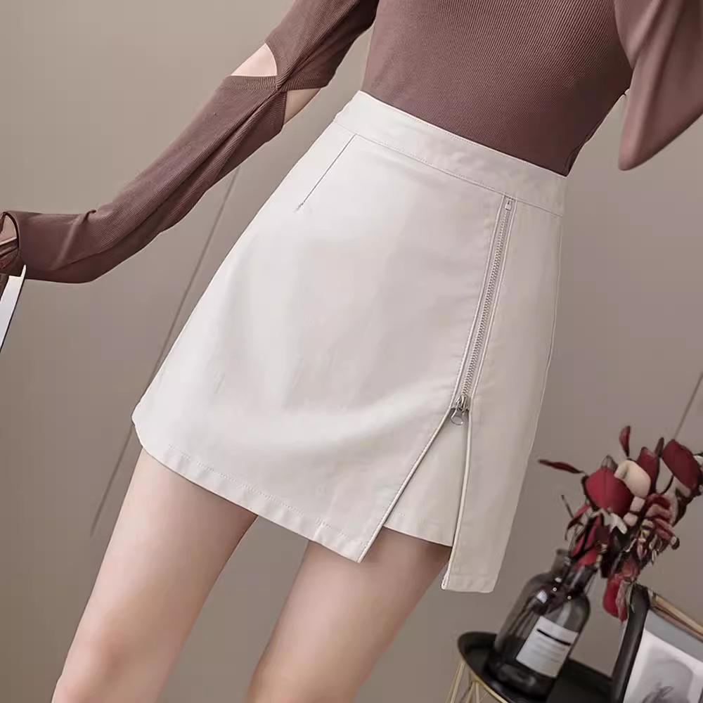 PU Leather A-Line Midi Skirt: Women s Irregular Side Zipper Black Hip-Covering Short Skirt for Autumn and Winter XS
PU Leather A-Line Midi Skirt: Women s Irregular Side Zipper Black Hip-Covering Short Skirt for Autumn and Winter XS