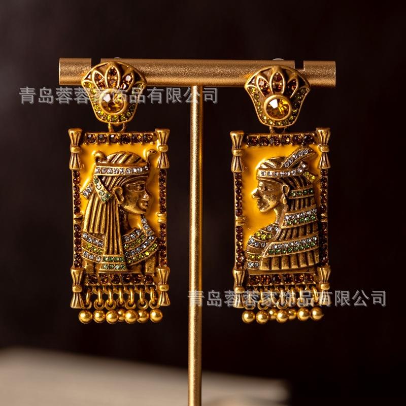 s Medieval Elegant Temperament Bohemian European Portrait Relief Earrings Heavy-duty Antique Enamel
s Medieval Elegant Temperament Bohemian European Portrait Relief Earrings Heavy-duty Antique Enamel
