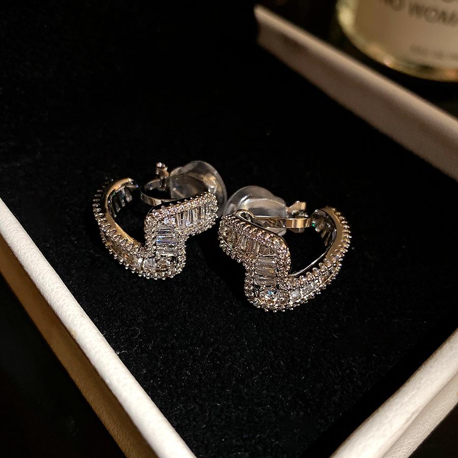 K real gold electroplated zircon twisted ear clips simple and fashionable earrings light luxury high-end earrings design sense niche
K real gold electroplated zircon twisted ear clips simple and fashionable earrings light luxury high-end earrings design sense niche