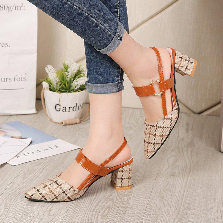 Coarse heel bag head sandals one-button high heels 2024 summer new plaid cloth surface pointed middle heel women s shoes 35 чорний
Coarse heel bag head sandals one-button high heels 2024 summer new plaid cloth surface pointed middle heel women s shoes 35 чорний