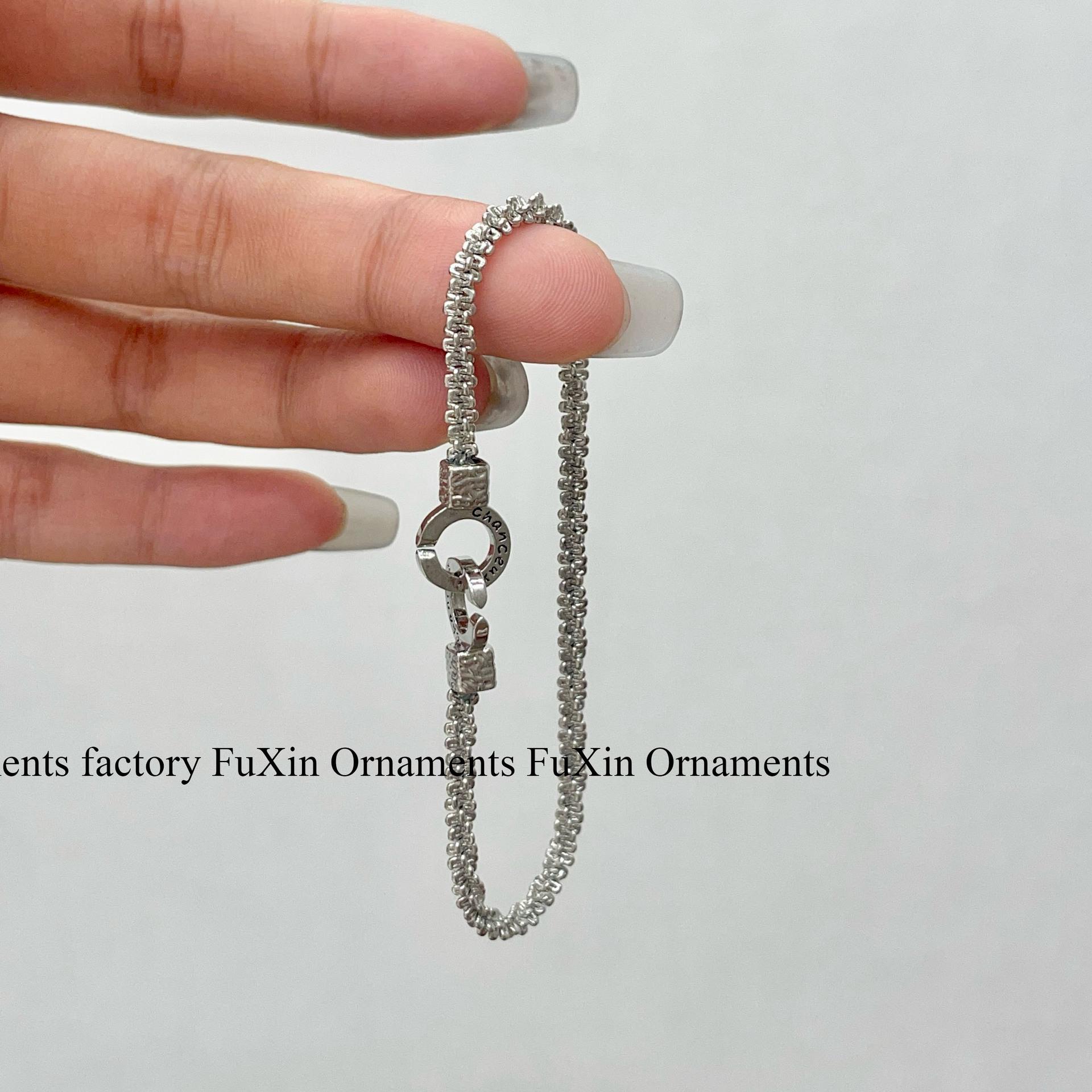 Браслет із подвійним кільцем у корейському стилі з пряжкою-підковою: Шикарні та універсальні жіночі прикраси
Браслет із подвійним кільцем у корейському стилі з пряжкою-підковою: Шикарні та універсальні жіночі прикраси