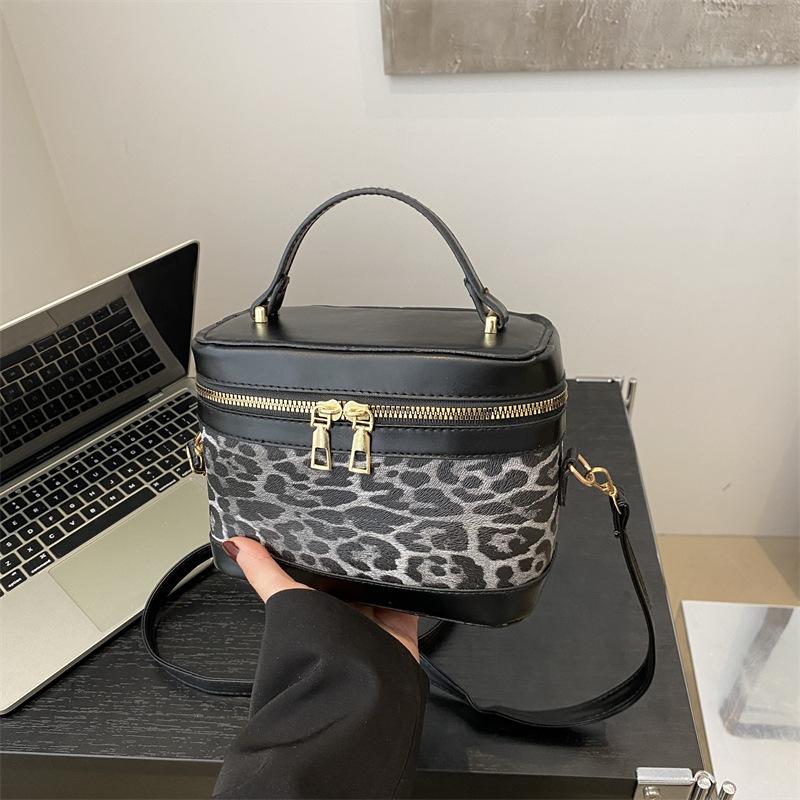 Взрыв нового продукта, ощущение высокого класса, легкая роскошь, гонконгский стиль, деловая поездка, портативная сумка-коробка, женская универсальная сумка-мессенджер с индивидуальностью серый
Взрыв нового продукта, ощущение высокого класса, легкая роскошь, гонконгский стиль, деловая поездка, портативная сумка-коробка, женская универсальная сумка-мессенджер с индивидуальностью серый