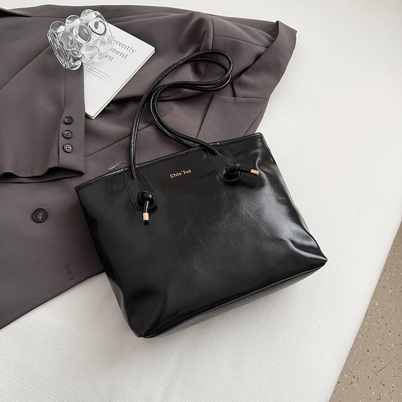 Commuter to work Large capacity tote bag Women s 2025 summer new fashion shoulder bag Premium casual armpit bag
Commuter to work Large capacity tote bag Women s 2025 summer new fashion shoulder bag Premium casual armpit bag