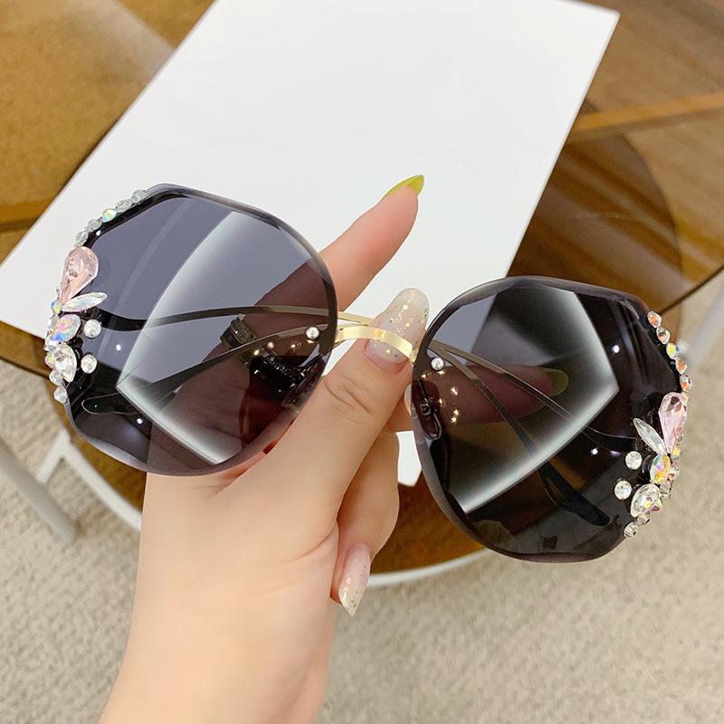 Internet-Famous Same Style Diamond Inlaid Cut-Edge Sunglasses Women High-End Sense Rimless Sunscreen Sunglasses 90125 чорний
Internet-Famous Same Style Diamond Inlaid Cut-Edge Sunglasses Women High-End Sense Rimless Sunscreen Sunglasses 90125 чорний