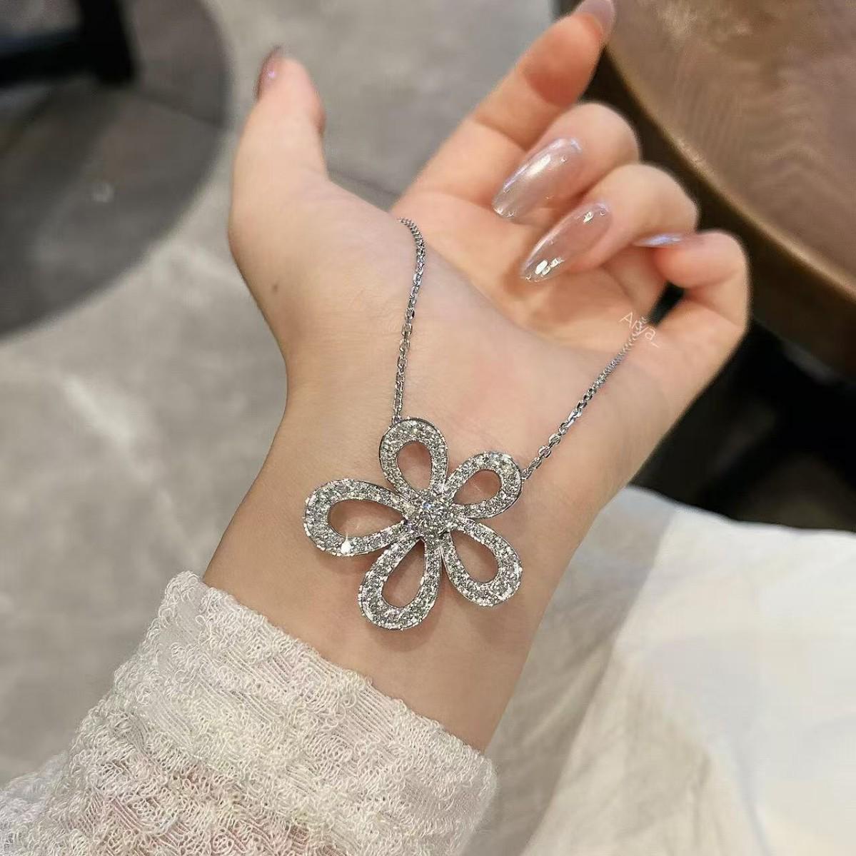 Luxury Sunflower & Clover Pendant Necklace: Non-Fading, Full Diamond Clavicle Jewelry for Women
Luxury Sunflower & Clover Pendant Necklace: Non-Fading, Full Diamond Clavicle Jewelry for Women