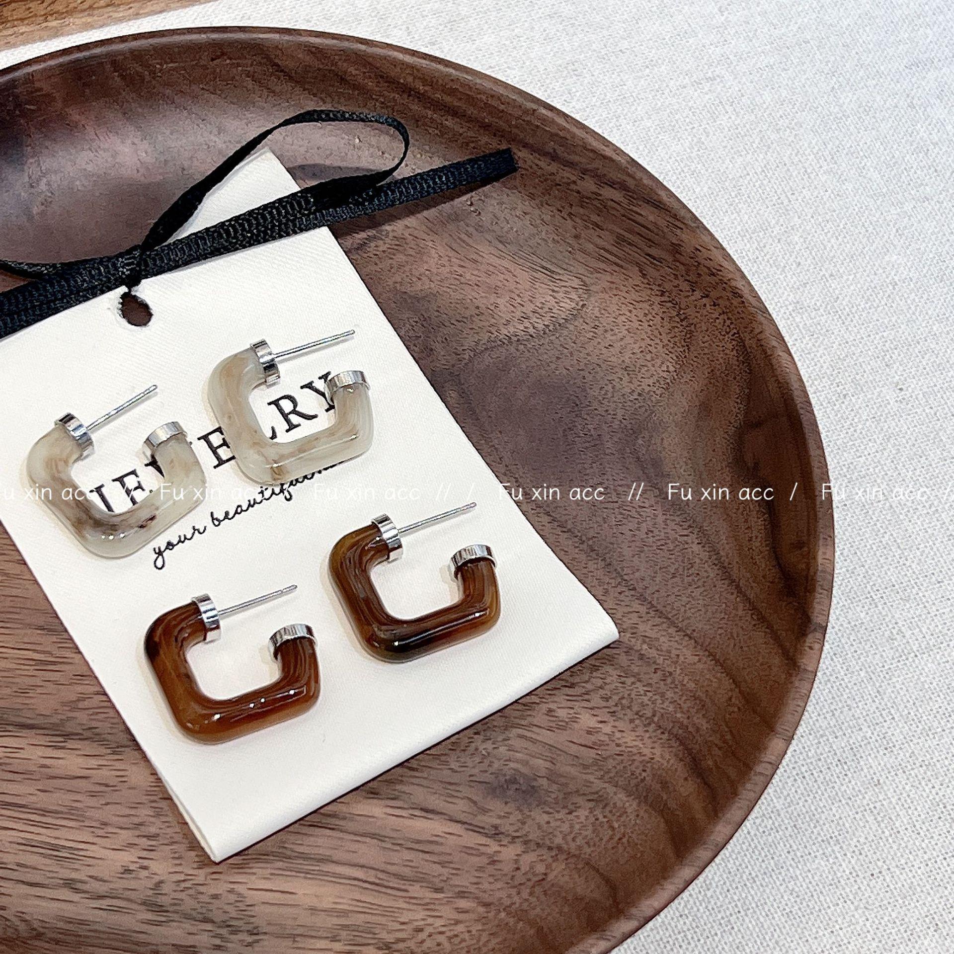 Retro Minimalist Brown Square Hoop Earrings - Light Luxury Niche Design, French Romantic Style
Retro Minimalist Brown Square Hoop Earrings - Light Luxury Niche Design, French Romantic Style