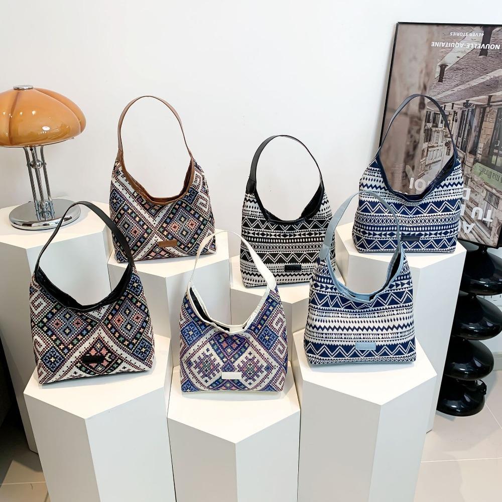 Canvas Shoulder Bag Bohemian Style Student Daily Bag Retro Underarm Bag Mobile Phone Bag black-1
Canvas Shoulder Bag Bohemian Style Student Daily Bag Retro Underarm Bag Mobile Phone Bag black-1