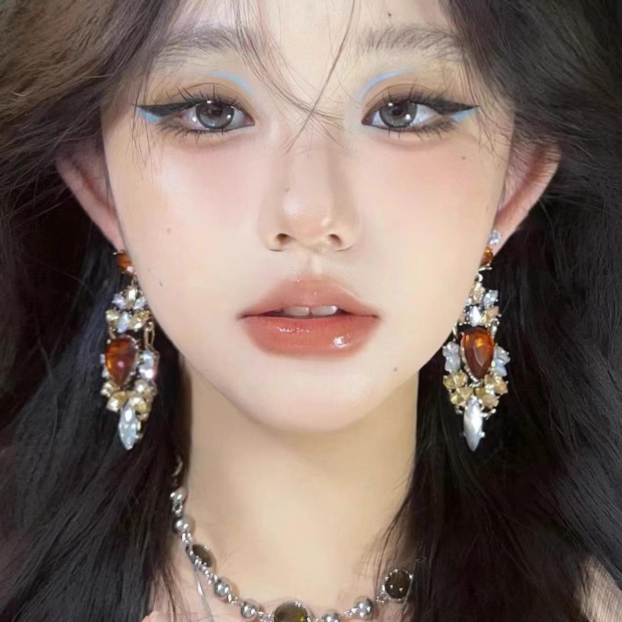 Китайские ретро-серьги со стразами в стиле тяжелой промышленности, легкие роскошные преувеличенные серьги, высококачественные вечерние серьги для вечернего платья
Китайские ретро-серьги со стразами в стиле тяжелой промышленности, легкие роскошные преувеличенные серьги, высококачественные вечерние серьги для вечернего платья