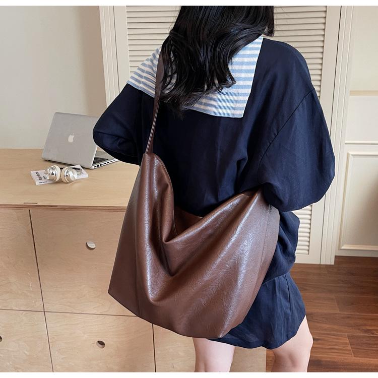 Black Women s Large Capacity Crossbody Tote with Lock Design for Fashion and Casual Commute
Black Women s Large Capacity Crossbody Tote with Lock Design for Fashion and Casual Commute