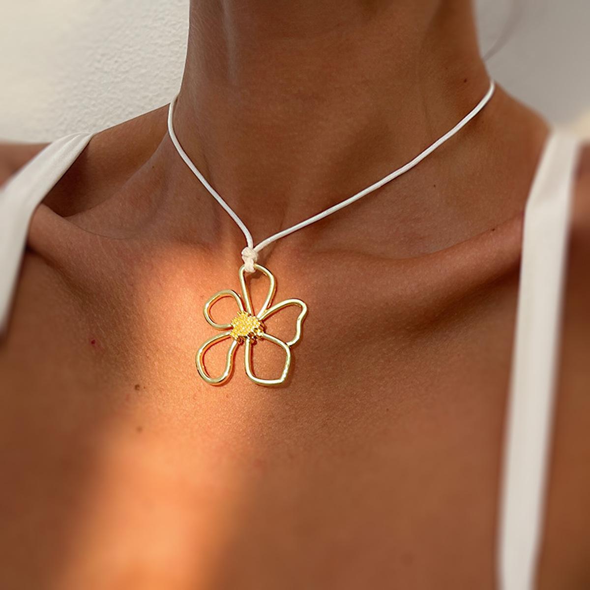 Simple flower pendant collar women, personalized sweet cool metal hollow choker necklace See details
Simple flower pendant collar women, personalized sweet cool metal hollow choker necklace See details