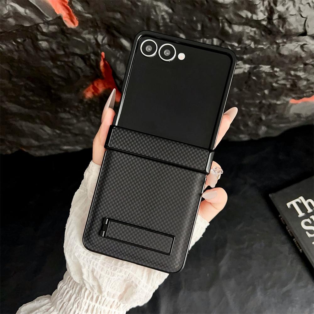 Чехол-подставка из кожи с карбоновыми вставками для Samsung Galaxy Z Flip 7 FE 6 5 4 3 Flip6 Flip5 Flip7 Защитная крышка для шарнира Galaxy Z Flip6 чёрный
Чехол-подставка из кожи с карбоновыми вставками для Samsung Galaxy Z Flip 7 FE 6 5 4 3 Flip6 Flip5 Flip7 Защитная крышка для шарнира Galaxy Z Flip6 чёрный