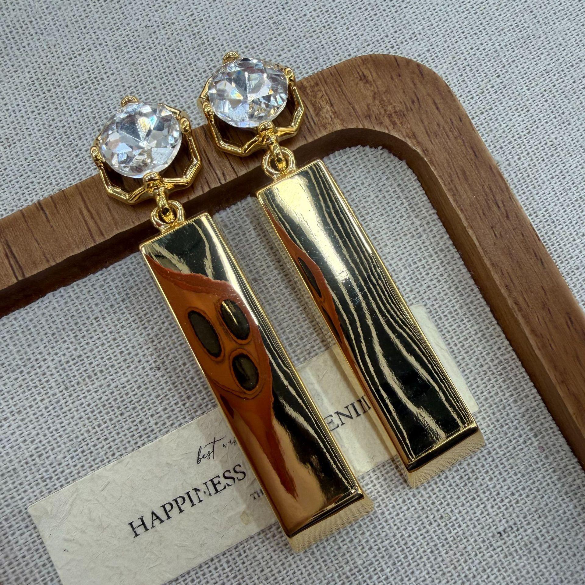 Za Fashion Creative Diamond-Encrusted Rectangular Metal Earrings Personalized Versatile Geometric Earrings Earrings Women
Za Fashion Creative Diamond-Encrusted Rectangular Metal Earrings Personalized Versatile Geometric Earrings Earrings Women
