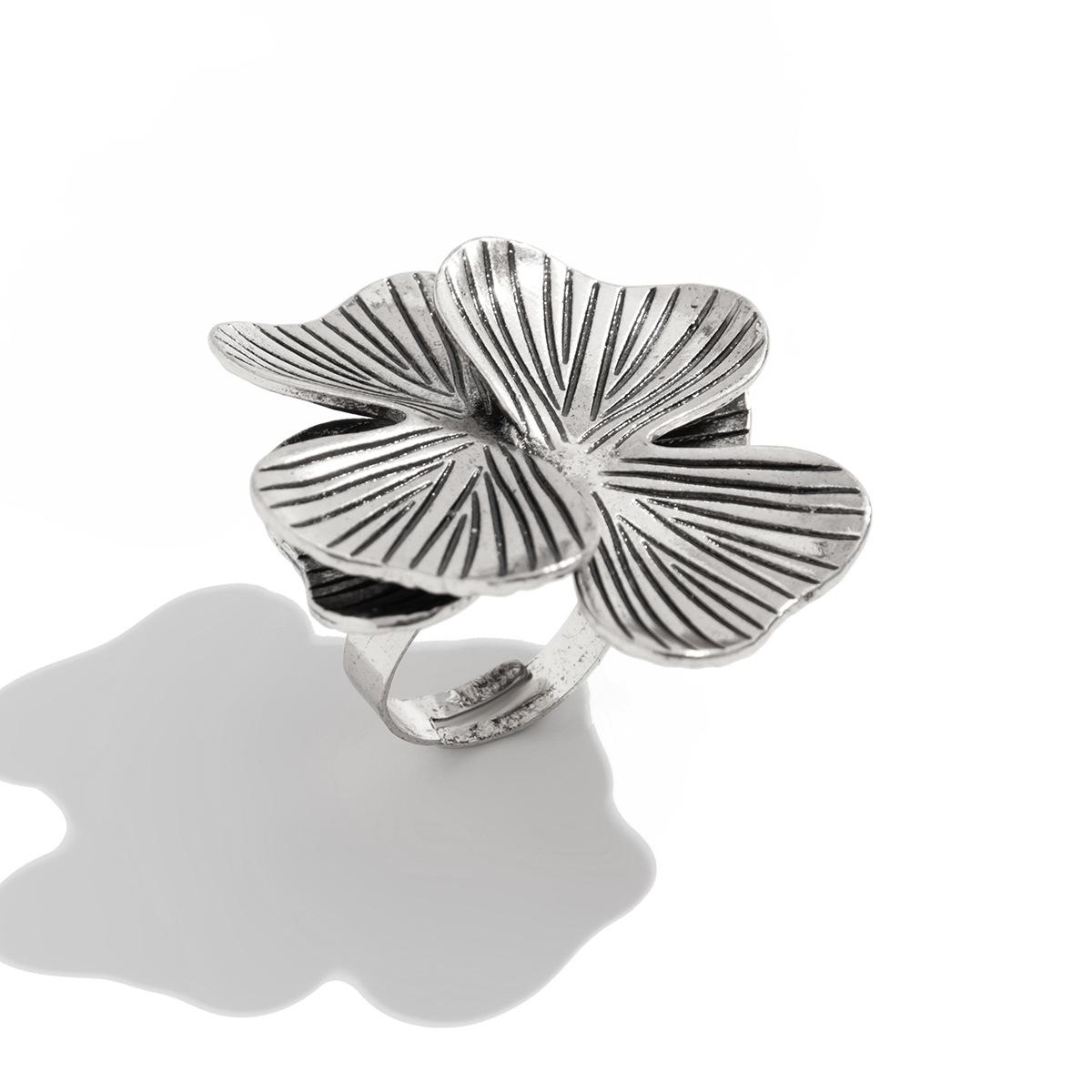 Personalized Retro Ginkgo Biloba Flower Ring, Wind Niche Beating Texture Hollow Petal Ring
Personalized Retro Ginkgo Biloba Flower Ring, Wind Niche Beating Texture Hollow Petal Ring