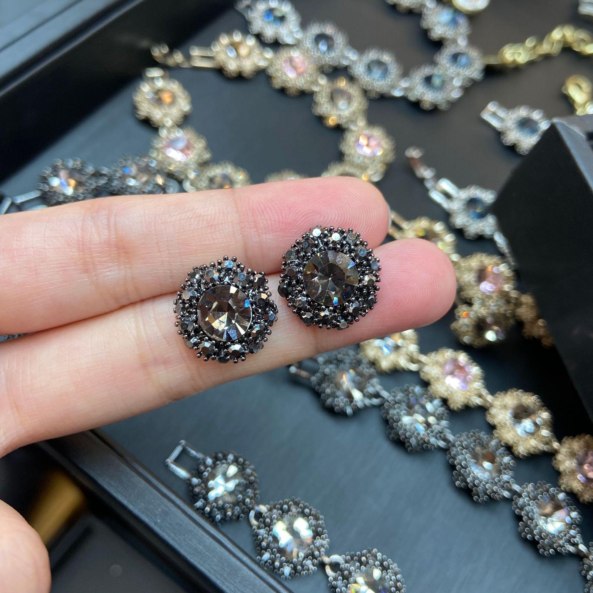 French Light Luxury Diamond-Set Grab Gray Flower Necklace Bracelet Stud Earrings Jewelry Retro Fashion Gray Gemstone Collarbone Chain Ears
French Light Luxury Diamond-Set Grab Gray Flower Necklace Bracelet Stud Earrings Jewelry Retro Fashion Gray Gemstone Collarbone Chain Ears