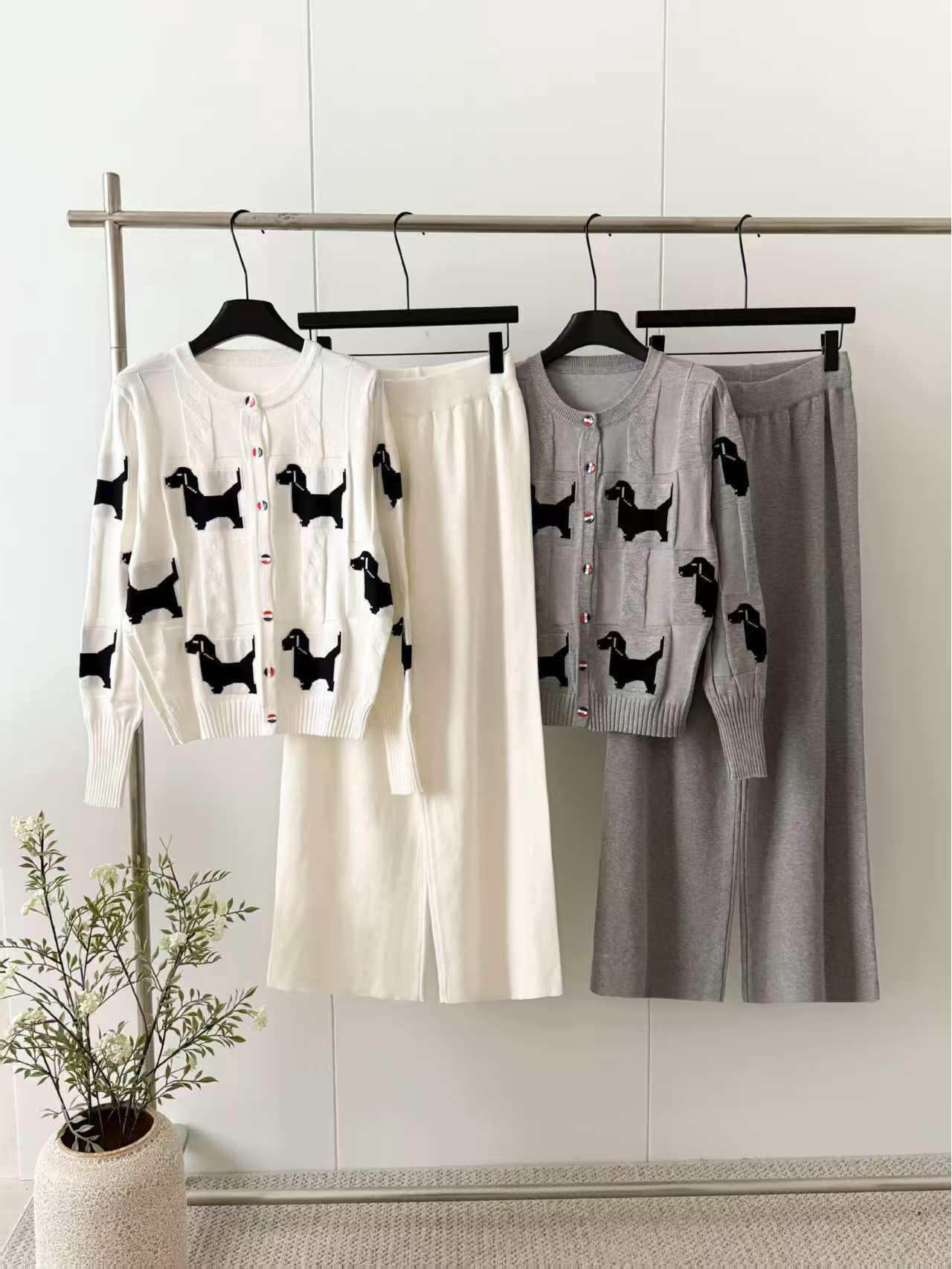 Autumn 2026 Cross-Stitch Puppy Cardigan & Wide-Leg Pants Knit Set. One Size білий
Autumn 2026 Cross-Stitch Puppy Cardigan & Wide-Leg Pants Knit Set. One Size білий