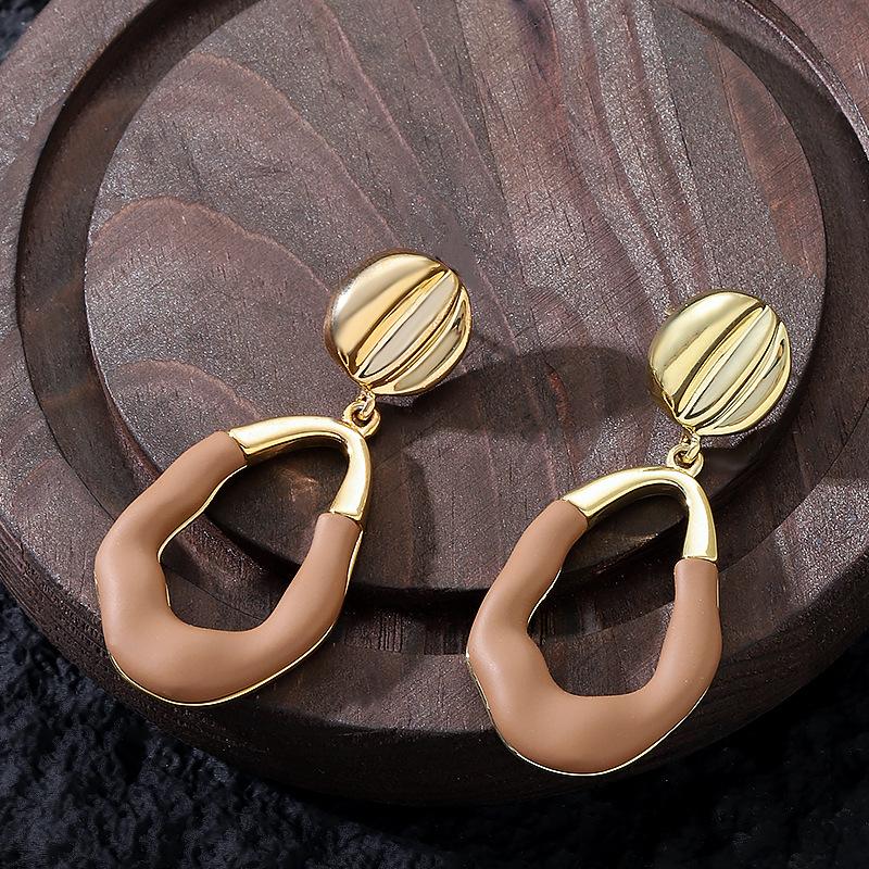 European and American fashion temperament simple irregular geometric ring earrings earrings niche personality high sense commuter earrings
European and American fashion temperament simple irregular geometric ring earrings earrings niche personality high sense commuter earrings