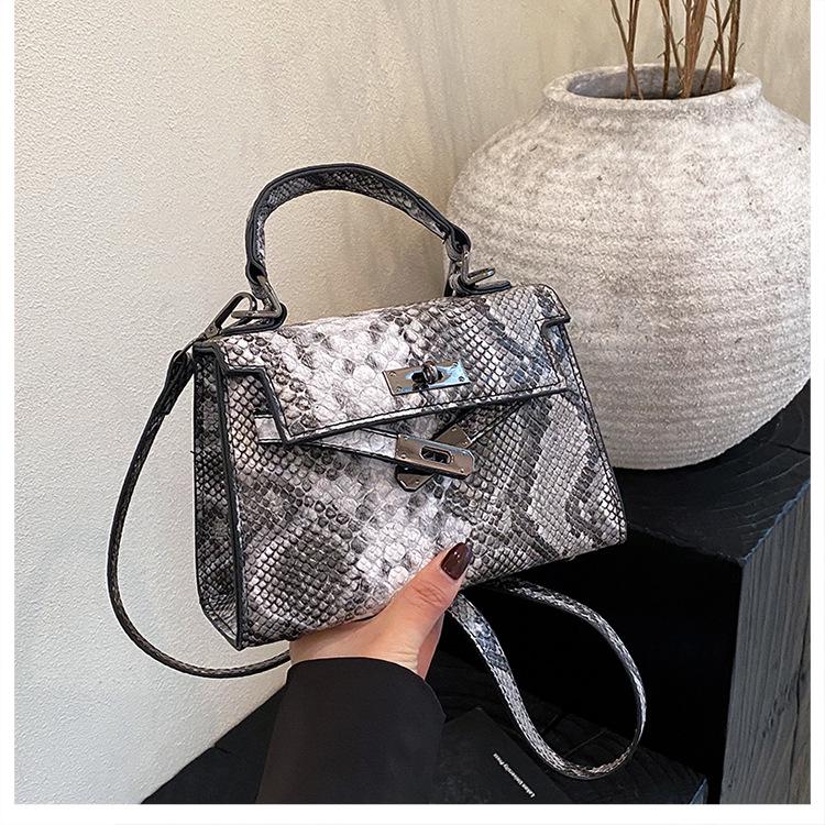 Женская модная сумка кроссбоди на плечо большой вместимости с принтом змеиной кожи чёрный
Женская модная сумка кроссбоди на плечо большой вместимости с принтом змеиной кожи чёрный