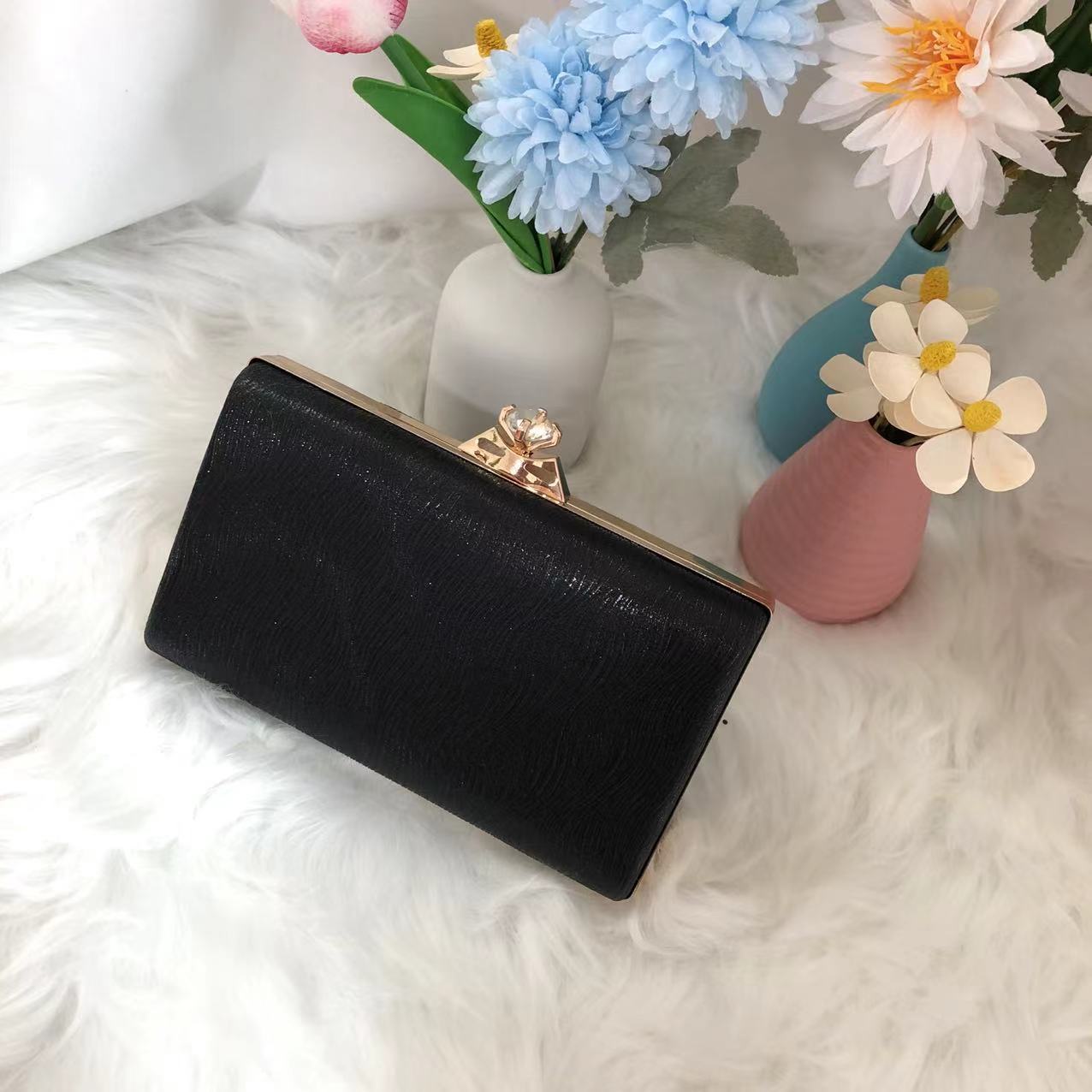 Pu banquet bag, portable and fashionable dinner party bag, bark pattern branch handbag, tide bag, handbag. чёрный
Pu banquet bag, portable and fashionable dinner party bag, bark pattern branch handbag, tide bag, handbag. чёрный