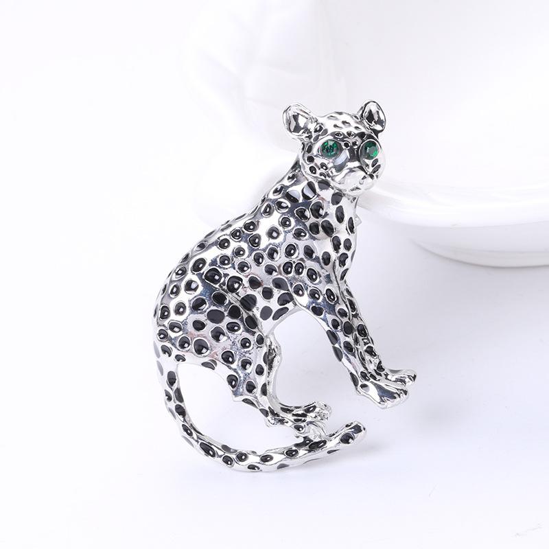 Высококачественная эмалевая брошь с изображением леопарда, корсаж с изображением леопарда с масляными пятнами, мужские и женские аксессуары, булавка с изображением животного серебряный
Высококачественная эмалевая брошь с изображением леопарда, корсаж с изображением леопарда с масляными пятнами, мужские и женские аксессуары, булавка с изображением животного серебряный
