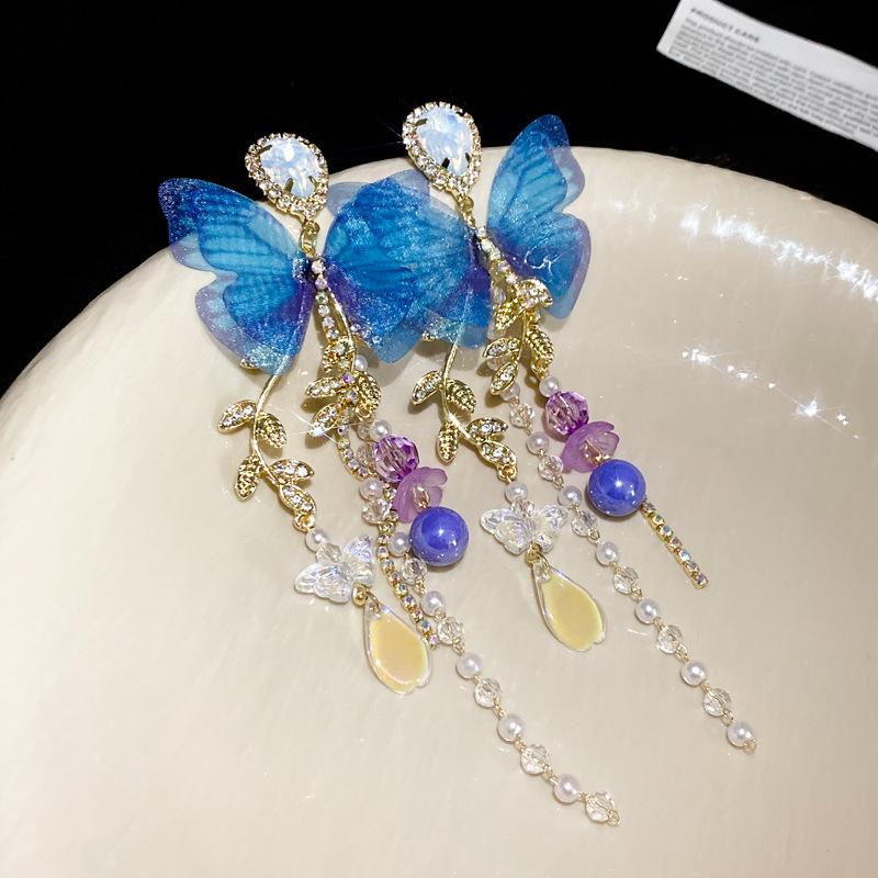 Silver needle with diamond crystal mesh butterfly pearl fringed earrings fashion temperament earneedle niche light luxury earrings
Silver needle with diamond crystal mesh butterfly pearl fringed earrings fashion temperament earneedle niche light luxury earrings