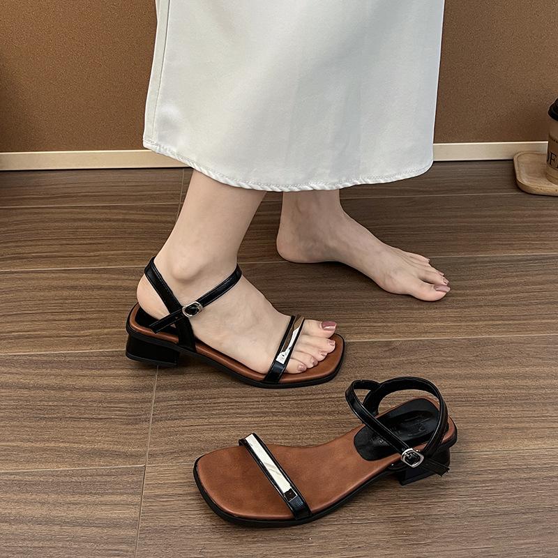 Fashion, elegance, temperament, versatile sandals for women, new summer models with open-toed thick-heeled women s shoes 35 чорний
Fashion, elegance, temperament, versatile sandals for women, new summer models with open-toed thick-heeled women s shoes 35 чорний