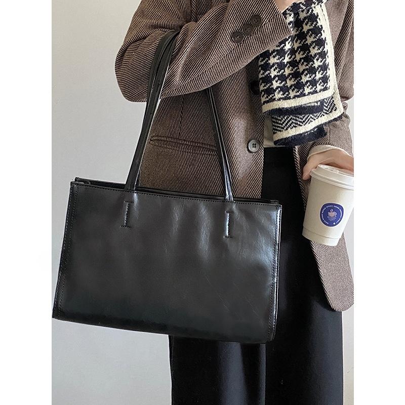Korean Solid Patent Leather Bright Surface Tote Bag Fashion Large Capacity Commuter Shoulder Bag WomenCasual Handbag Elegant New 34x21x12cm чёрный
Korean Solid Patent Leather Bright Surface Tote Bag Fashion Large Capacity Commuter Shoulder Bag WomenCasual Handbag Elegant New 34x21x12cm чёрный