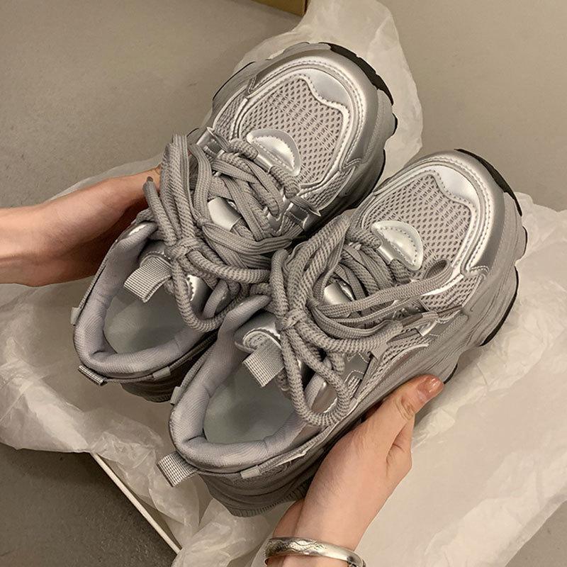 Популярные кроссовки на платформе-маффине для женщин, весна-осень, маленькие мужские, увеличивающие рост, 2025 новые серебристые универсальные повседневные спортивные туфли 40 серебряный
Популярные кроссовки на платформе-маффине для женщин, весна-осень, маленькие мужские, увеличивающие рост, 2025 новые серебристые универсальные повседневные спортивные туфли 40 серебряный