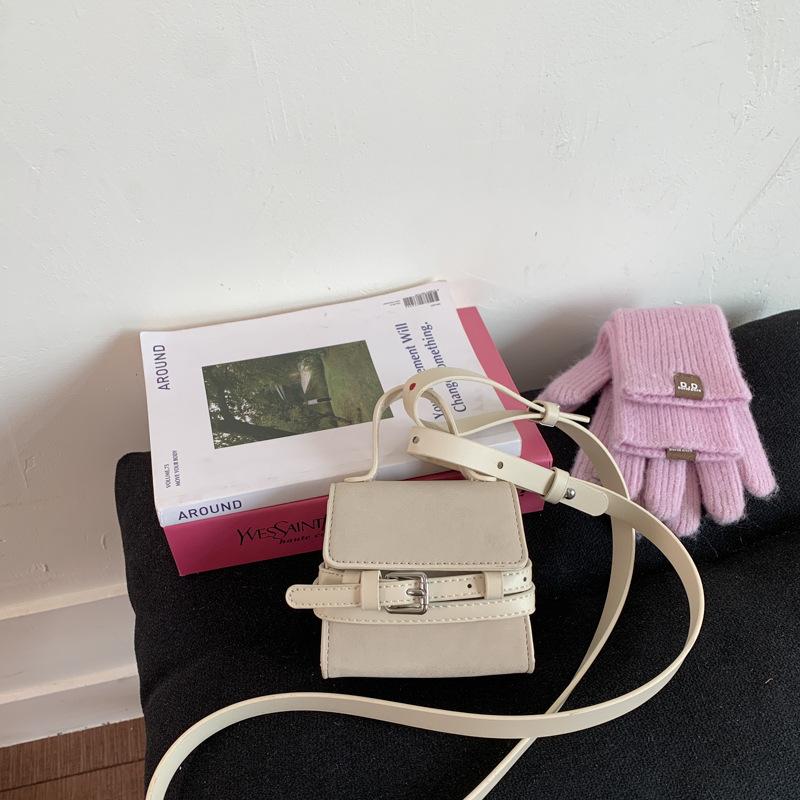 Мини маленькая сумка женская новая нишевая универсальная на плечо, сумка-мессенджер премиум, сумка для помады, наушников белый
Мини маленькая сумка женская новая нишевая универсальная на плечо, сумка-мессенджер премиум, сумка для помады, наушников белый