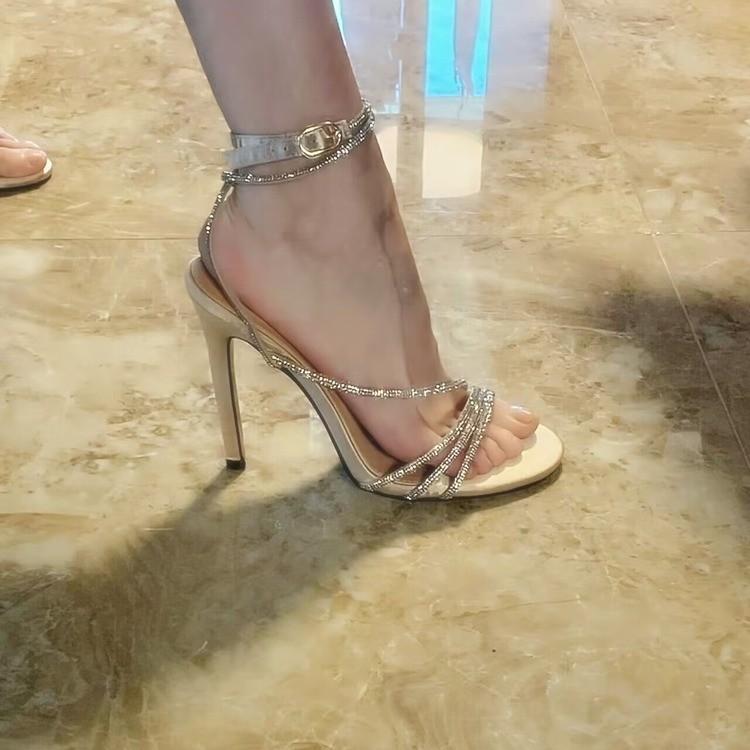 мода 2024 года, женские летние туфли-лодочки со стразами и открытой пяткой, сексуальные босоножки на каблуке, элегантные женские босоножки с острым носком, сексуальные женские туфли на высоком каблуке 40 шампанского
мода 2024 года, женские летние туфли-лодочки со стразами и открытой пяткой, сексуальные босоножки на каблуке, элегантные женские босоножки с острым носком, сексуальные женские туфли на высоком каблуке 40 шампанского