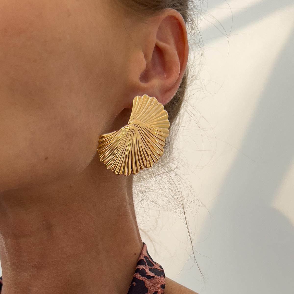 Temperament personality ginkgo striped earrings, fashionable cold wind scallop stud earrings
Temperament personality ginkgo striped earrings, fashionable cold wind scallop stud earrings