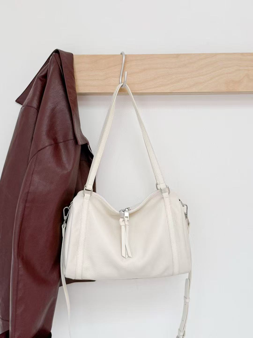 A Simple and Elegant Cowhide Boston Bag. A Single-shoulder, Crossbody Pillow Bag Made of Cowhide
A Simple and Elegant Cowhide Boston Bag. A Single-shoulder, Crossbody Pillow Bag Made of Cowhide
