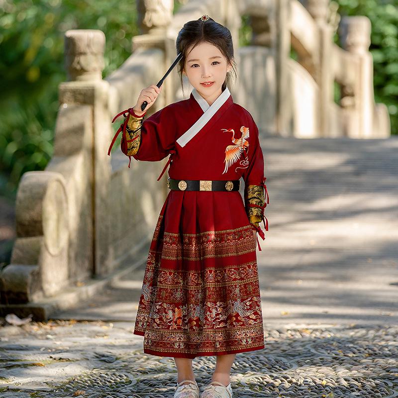 Детский ханьфу на осень 2024 года: Костюм халата с длинным рукавом в китайском стиле и меч для мальчиков и девочек 100 cm красный
Детский ханьфу на осень 2024 года: Костюм халата с длинным рукавом в китайском стиле и меч для мальчиков и девочек 100 cm красный