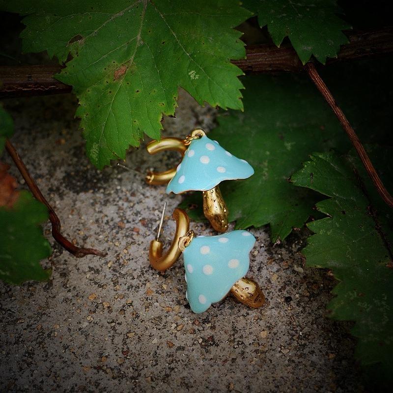 Vintage medieval return style enamel dripping oil colored small mushroom earrings are sweet небо синє кольору
Vintage medieval return style enamel dripping oil colored small mushroom earrings are sweet небо синє кольору