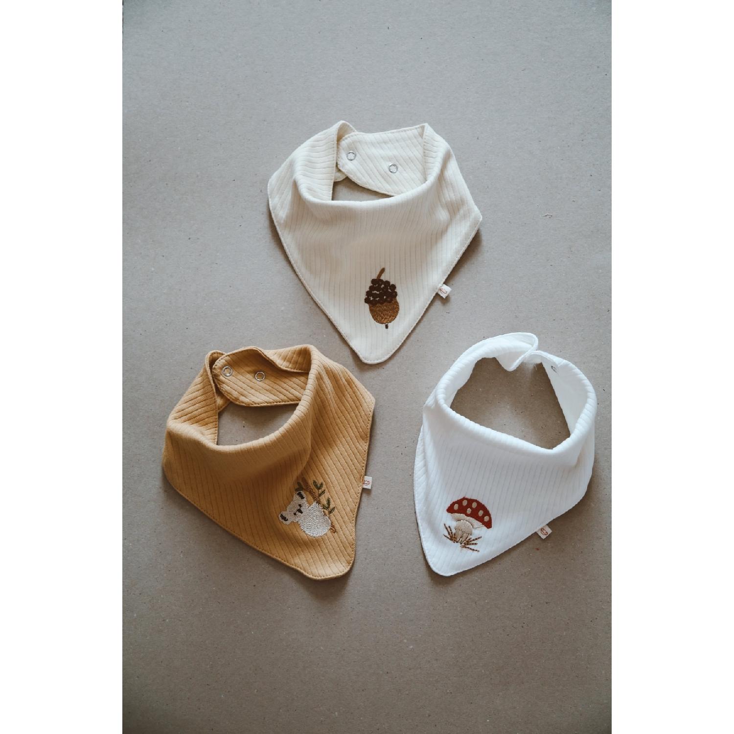 Фартук из трех предметов с вышивкой
Фартук из трех предметов с вышивкой