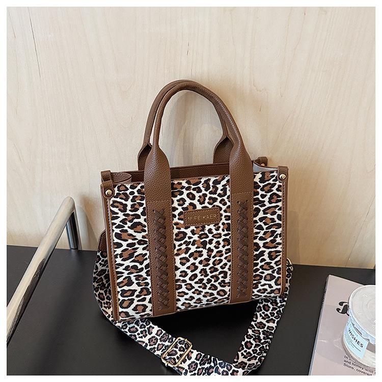 Модный нишевый дизайн с леопардовым принтом 2025 новая маленькая квадратная сумка классическая плетеная сумка женская сумка женская сумка-мессенджер белый
Модный нишевый дизайн с леопардовым принтом 2025 новая маленькая квадратная сумка классическая плетеная сумка женская сумка женская сумка-мессенджер белый