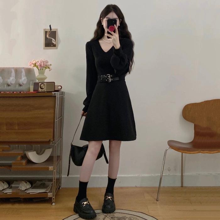 Plus Size Waist-Cinching Hepburn Style A-line Little Black Dress - Retro French Winter Design for Women X-Large
Plus Size Waist-Cinching Hepburn Style A-line Little Black Dress - Retro French Winter Design for Women X-Large