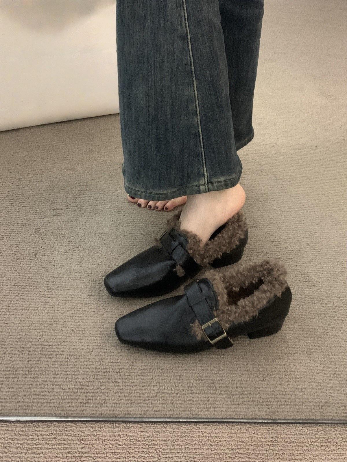 Late evening wind thick heel velvet brown small leather shoes women s shoes middle heel warm fluffy shoes cotton shoes 40 чорний
Late evening wind thick heel velvet brown small leather shoes women s shoes middle heel warm fluffy shoes cotton shoes 40 чорний
