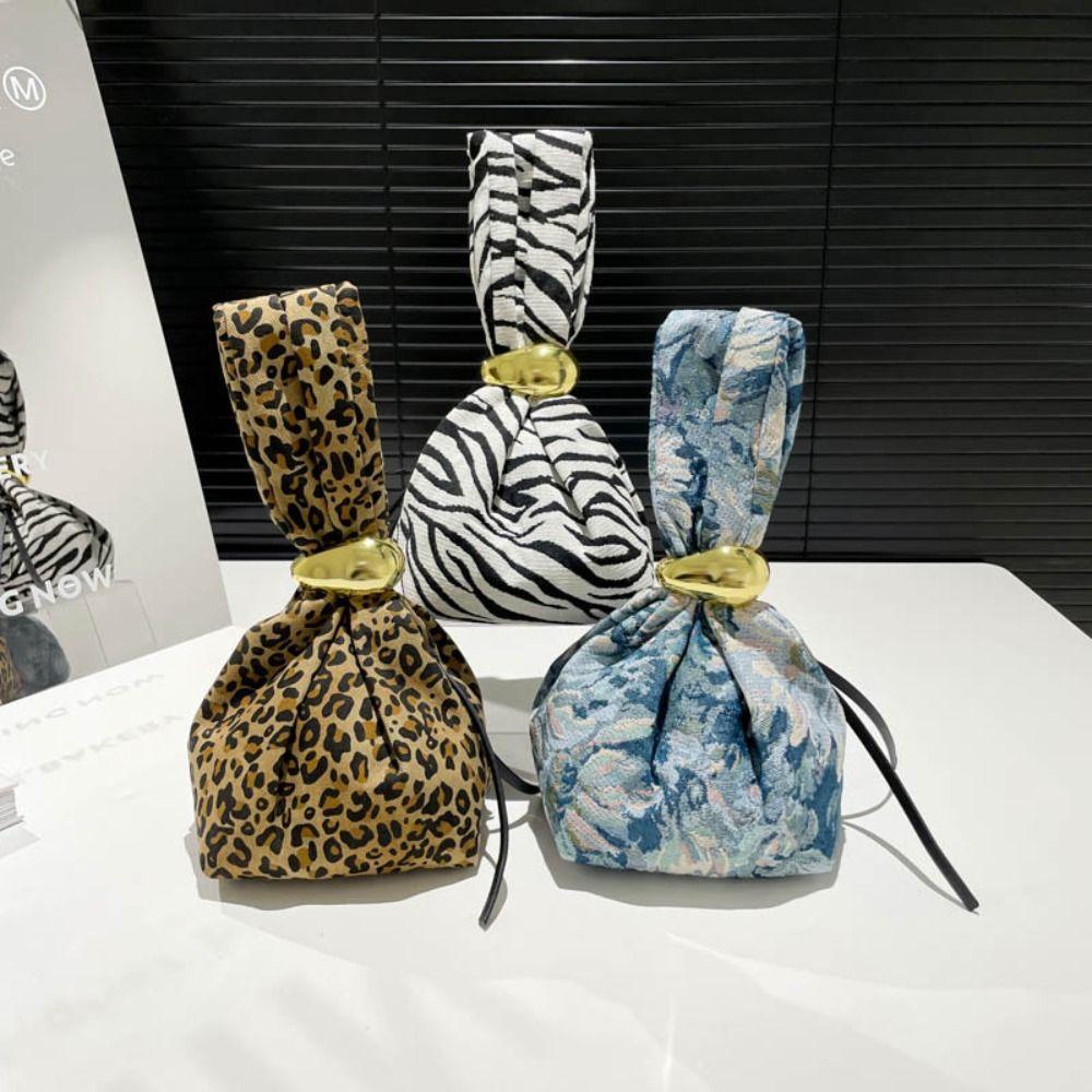 Storage Bag Leopard Print Handbag Cute Makeup Bag Portable Printed Knot Wrist Bag Shopping Bags коричневий
Storage Bag Leopard Print Handbag Cute Makeup Bag Portable Printed Knot Wrist Bag Shopping Bags коричневий