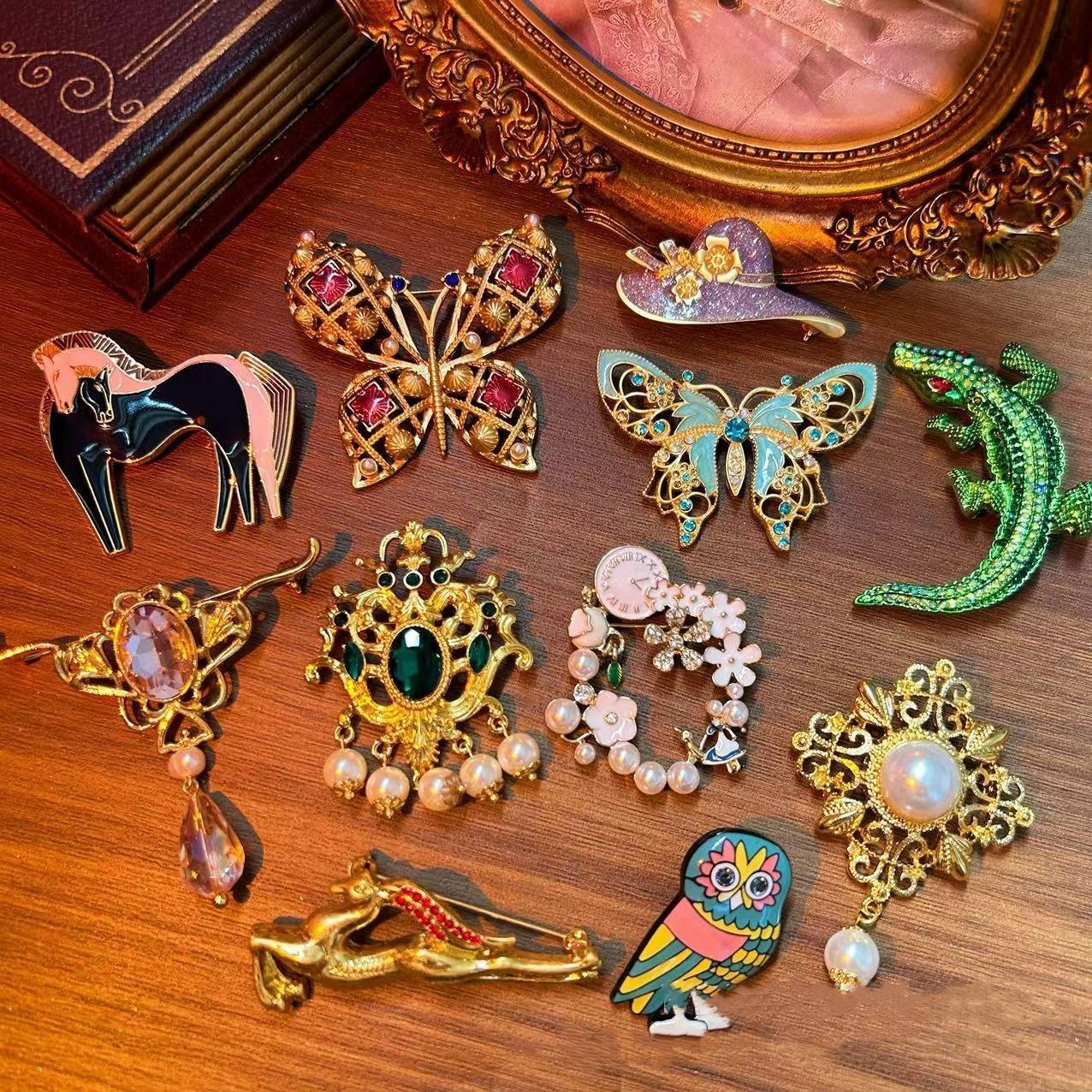 Middle Design Vintage Women Men Butterfly Cross Pearl Brooch Badges Retro Unisex Crystal Flower Classic Corsages Pin
Middle Design Vintage Women Men Butterfly Cross Pearl Brooch Badges Retro Unisex Crystal Flower Classic Corsages Pin