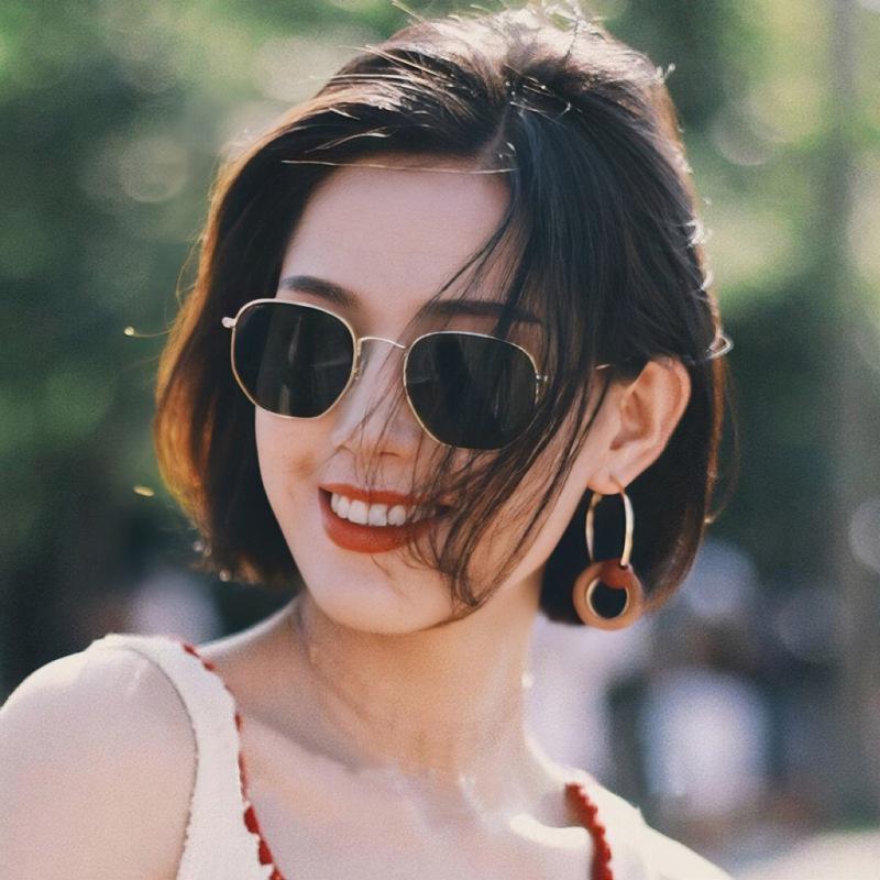 Retro Square Frame Sunglasses with Ocean Lens, Stylish European & American Design, Colorful Street Style, UV Protection.
Retro Square Frame Sunglasses with Ocean Lens, Stylish European & American Design, Colorful Street Style, UV Protection.