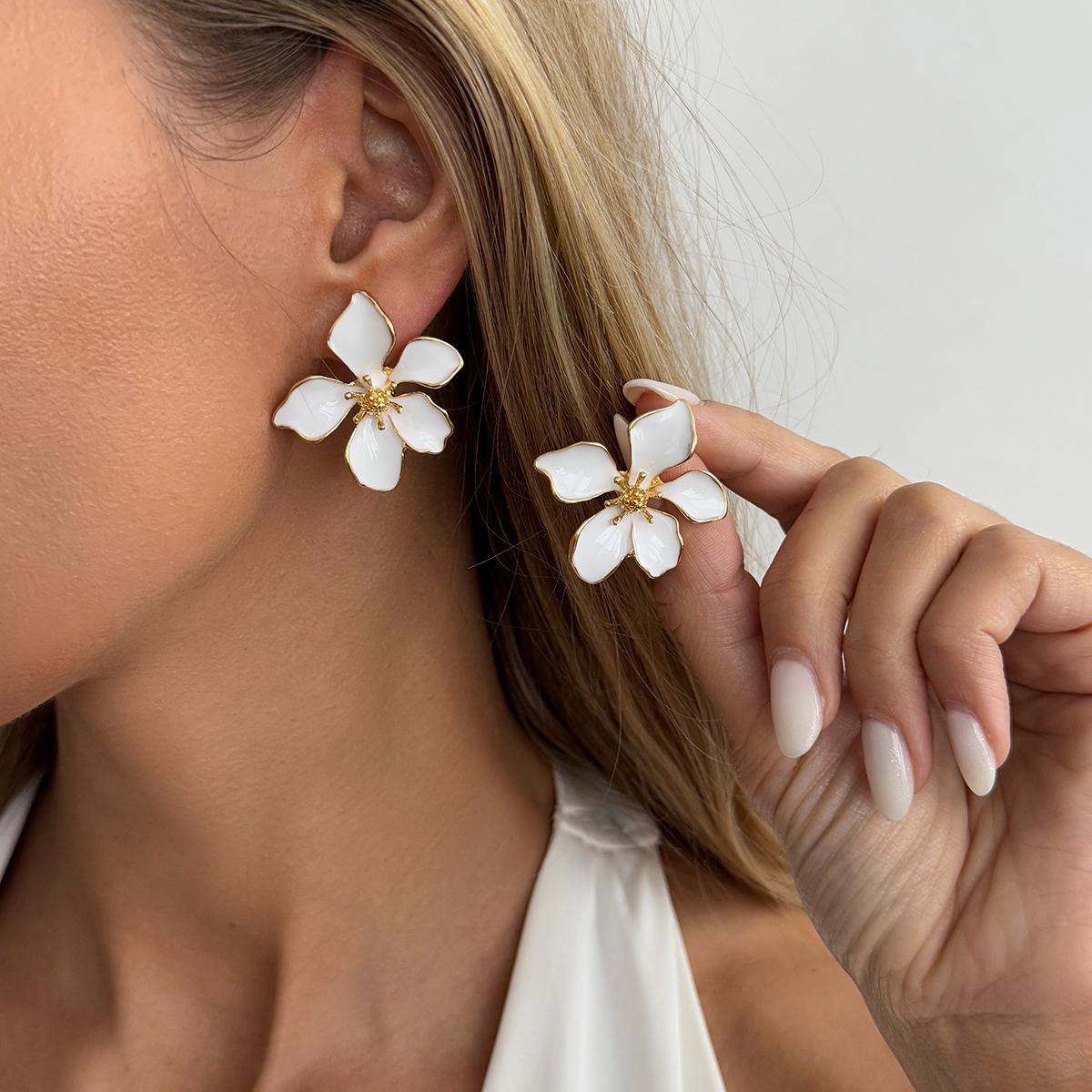 Ingemark Elegant White/Black Drip Oil Flower Stud Earrings for Women Romantic Irregular Petal Piercing Earrings Jewelry Gifts
Ingemark Elegant White/Black Drip Oil Flower Stud Earrings for Women Romantic Irregular Petal Piercing Earrings Jewelry Gifts